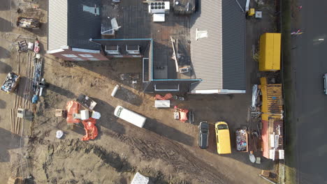 antena de arriba hacia abajo de un sitio de construcción ocupado - drone levantando