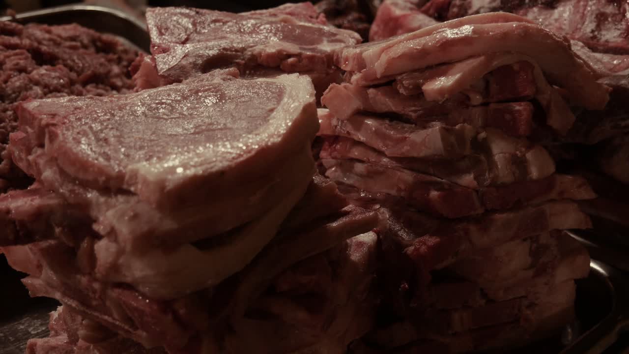 시장에서 고기 정육점 음식의 쇠고기 절단 컷