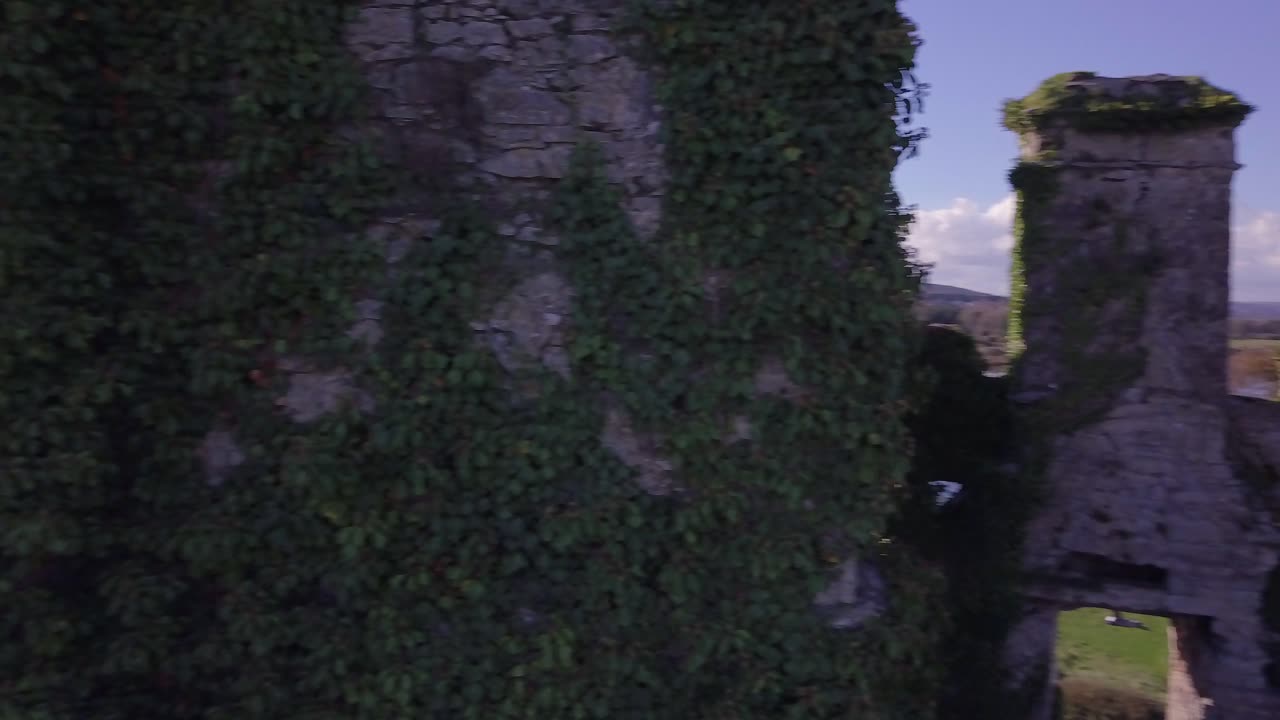 pan aerial escanea la parte superior del castillo de menlo en galway, terminando en el río corrib