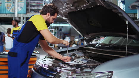 Servicetechniker-Ersetzt-Automotor-In-Garage