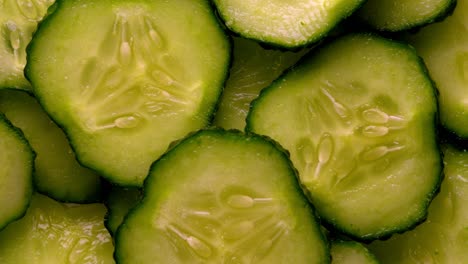 close-up beeld van roterende gesneden groene komkommers.