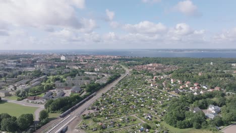 vías ferroviarias entre la ciudad y las zonas residenciales de helsingborg, suecia