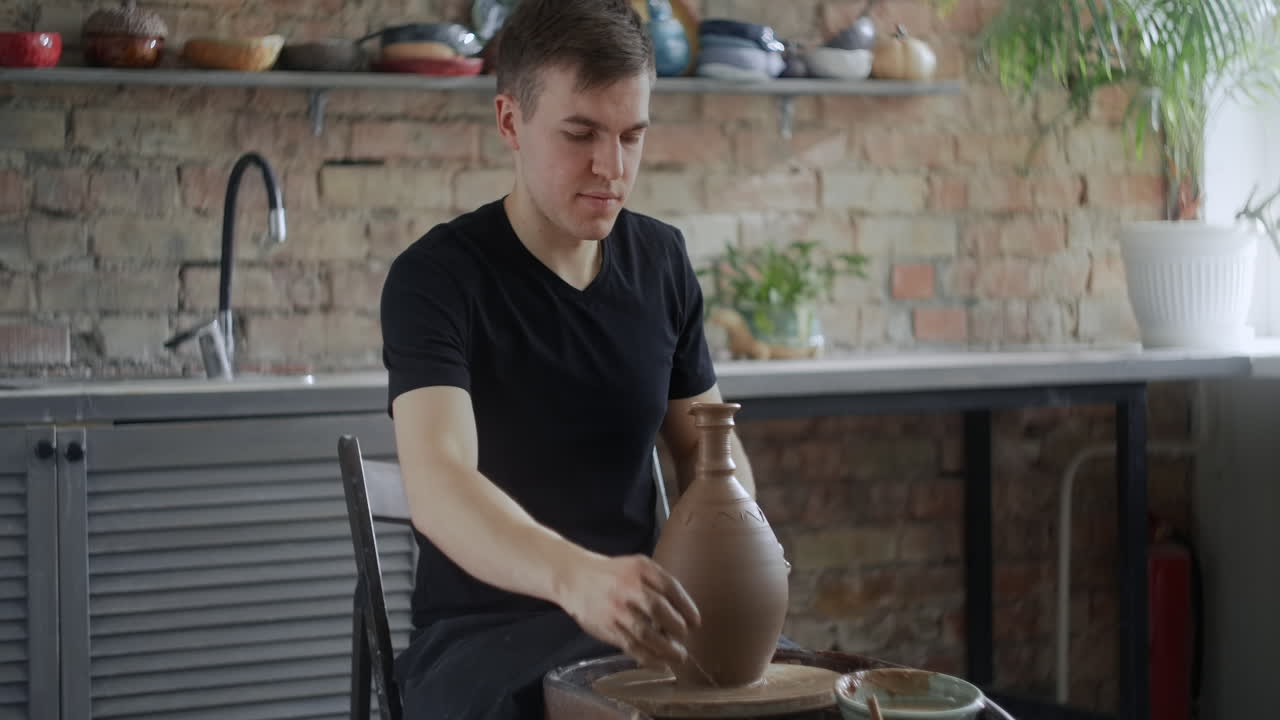 artista de cerámica en el trabajo