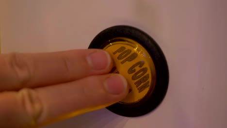 pov ordenando palomitas de maíz en 4k en cámara lenta 60 fps