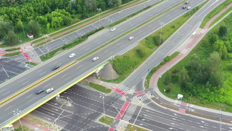 Vista-Aérea-Del-Intercambio-De-Carreteras.-Tráfico.-Concepto-De-Transporte