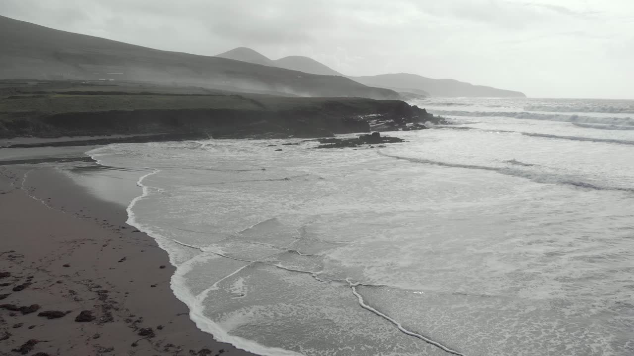 Ilmakuva tunnelmallisesta St. Finianin lahdelle kuuluisalla Ring of Kerry -reitillä Irlannissa.