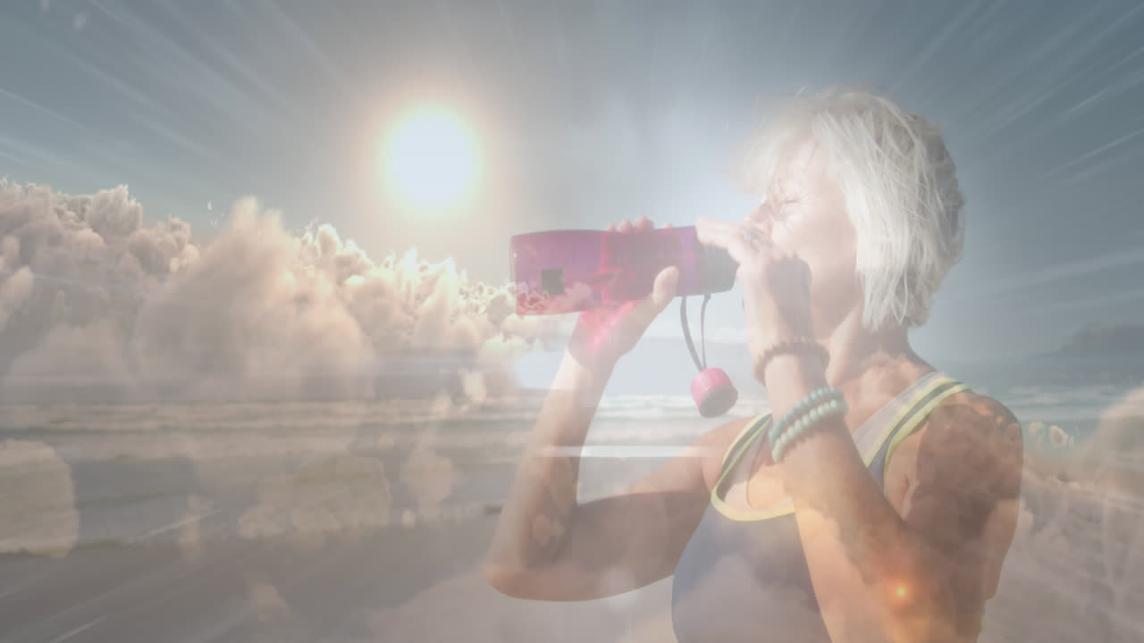 animación de luz brillante sobre una mujer de edad avanzada bebiendo agua durante el ejercicio