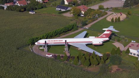 impresionante vuelo aéreo desde arriba avión iljuschin en tierra