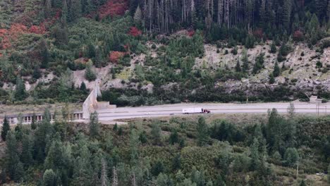 carretera coquihalla: tráfico que sube desde las laderas de nieve del gran oso