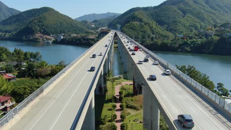 有兩座橋, 似乎是前景