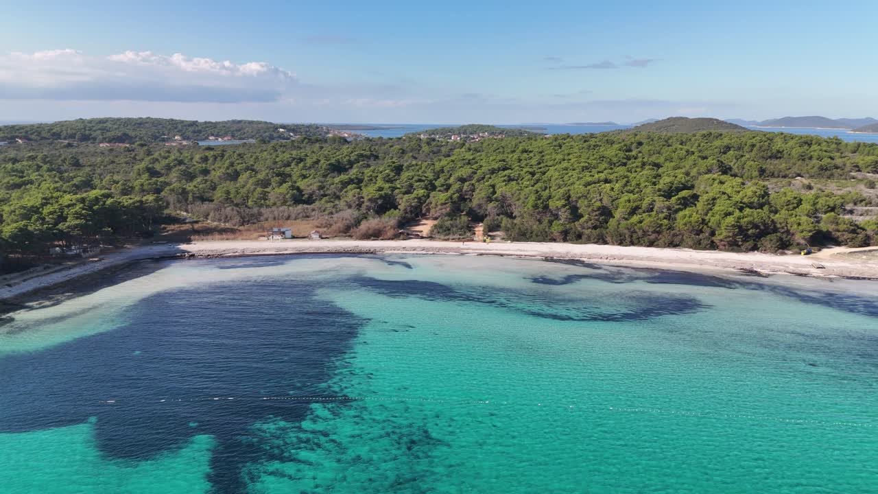 Un drone sorvola la spiaggia turchese di Sakarun a Dugi Otok, in Croazia. La telecamera si inclina verso il basso nelle limpide acque dell'Adriatico, rivelando una splendida scena costiera naturale dall'alto