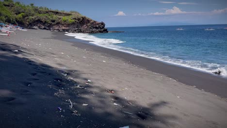 basura en la costa arenosa de la playa de bali, indonesia