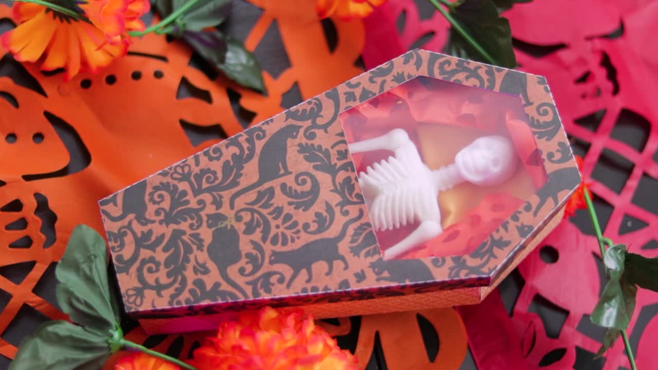 Scheletro in una bara, decorazioni artigianali per Halloween e il Giorno dei Morti.