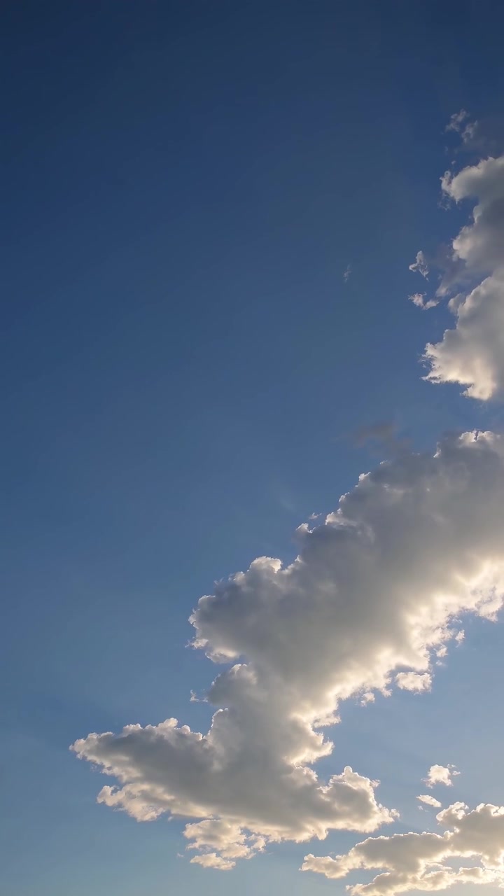 Nuvole bianche che fluttuano in un cielo azzurro e limpido