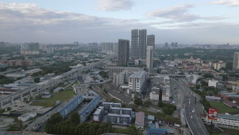 Un-Dron-Vuela-A-Través-De-Un-Hueco-En-Un-Edificio-De-Apartamentos-En-Kuala-Lumpur