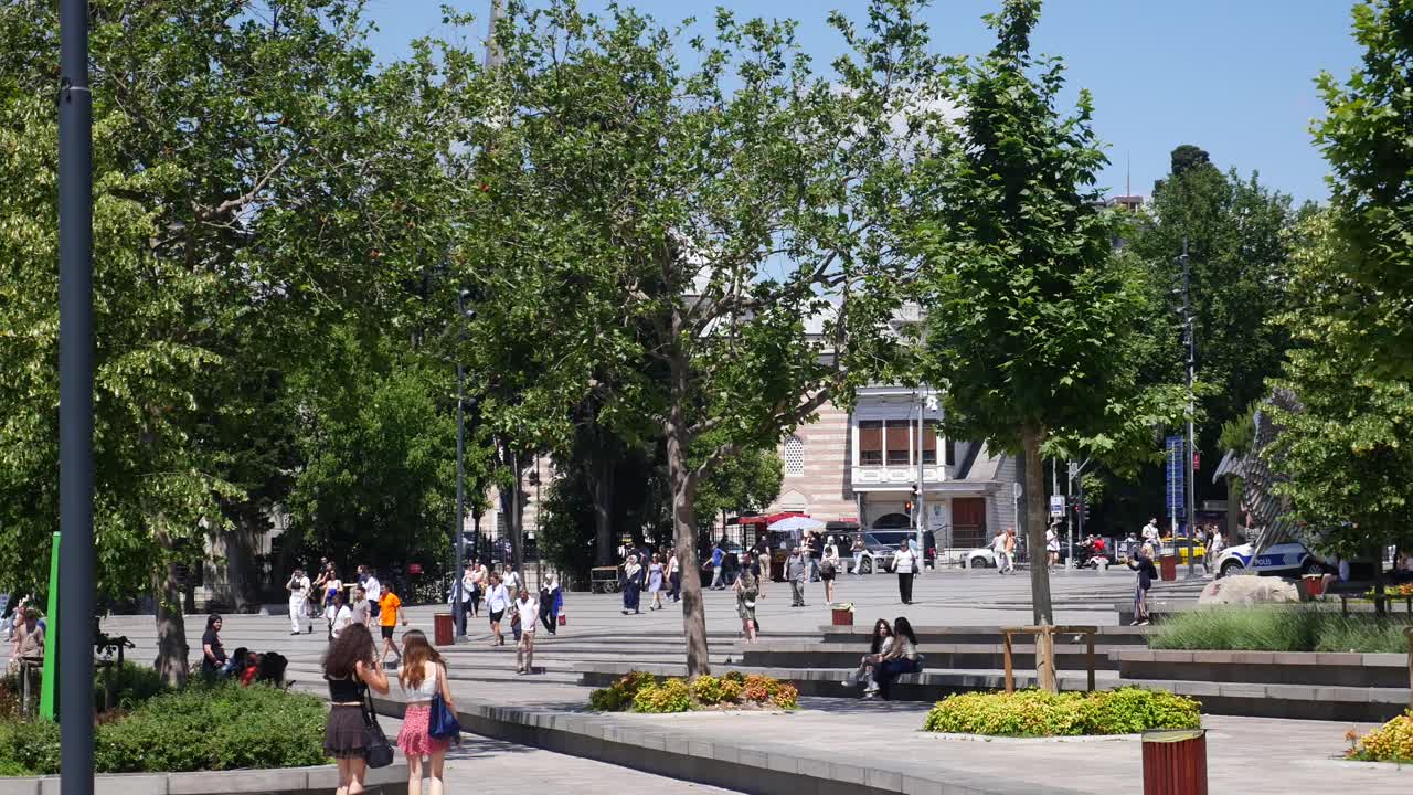 la bulliciosa plaza de la ciudad en un día soleado