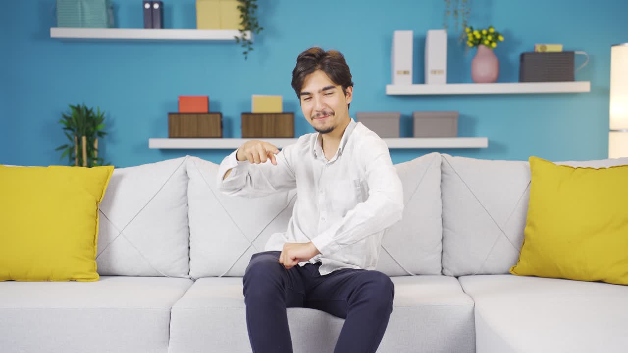 카메라에 맞춰 춤을 추는 행복한 남자