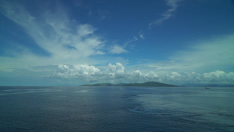 가든 섬 (garden island), 타우니 섬 (tawauni island), 넓게 열린 태평양 보트 크루즈, 피지 항구, 마리나 해안선, 해변, 정글, 열대 우림, 비티 레부 그룹, 풍경, 자연, 깊은 파란 하늘, 은 구름, 오른쪽