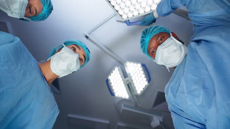 hospital, médico y luces para la cirugía