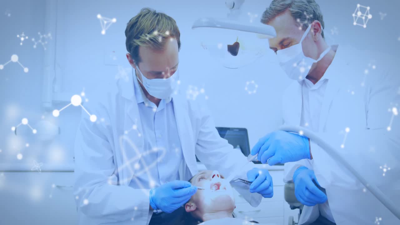 빛나는 분자 구조가 여성 환자를 치료하는 치과의사에게 움직이고 있습니다.