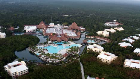 Beautiful-aerial-drone-view-of-the-tropical-playa-del-carmen-with-large-vacation-resorts-in-Riviera-Maya,-Mexico