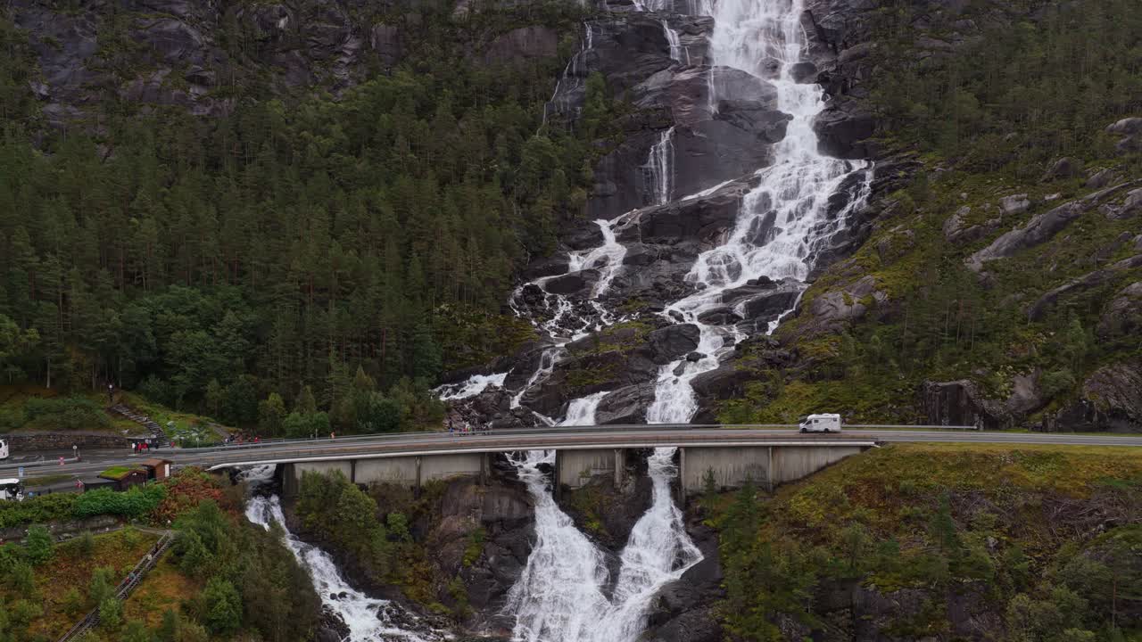 Slavný vodopád Langfossen viděný shora v divoké norské krajině.
