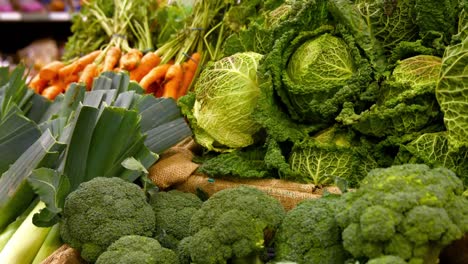 Primer-Plano-De-Verduras-En-La-Sección-Orgánica