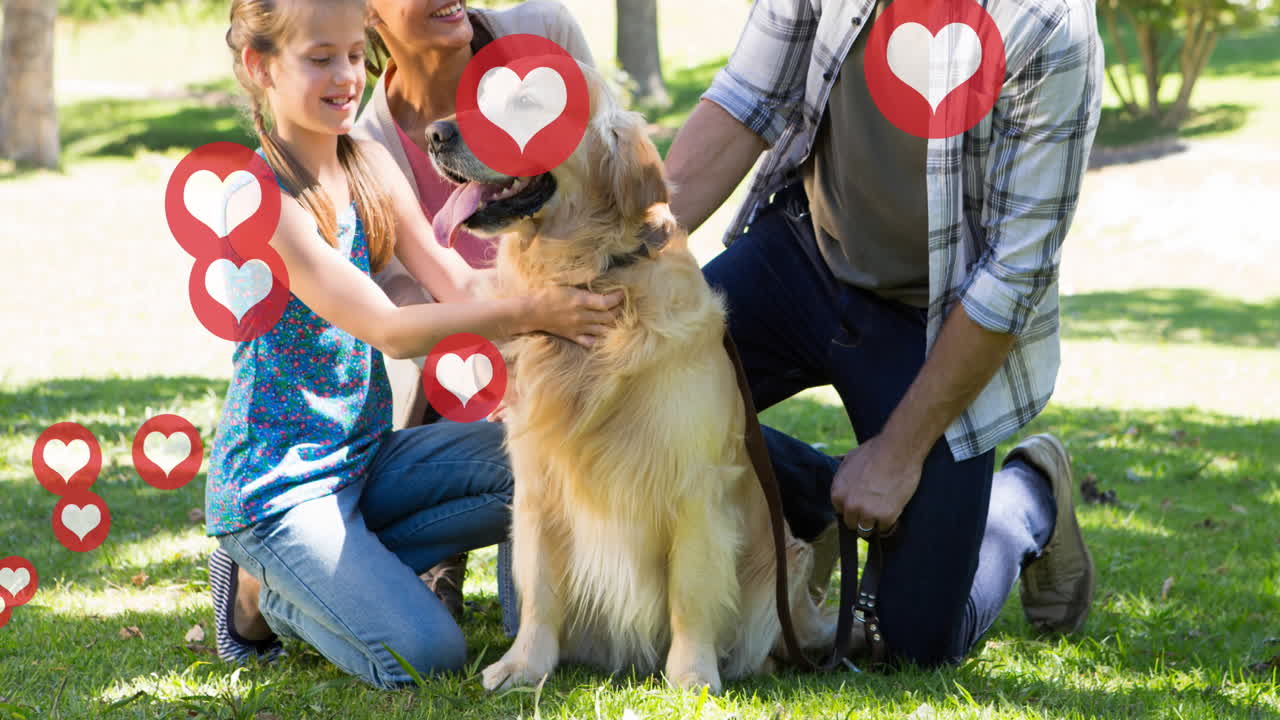 animación de corazones flotando sobre padres felices y hija acariciando a un perro en un parque soleado