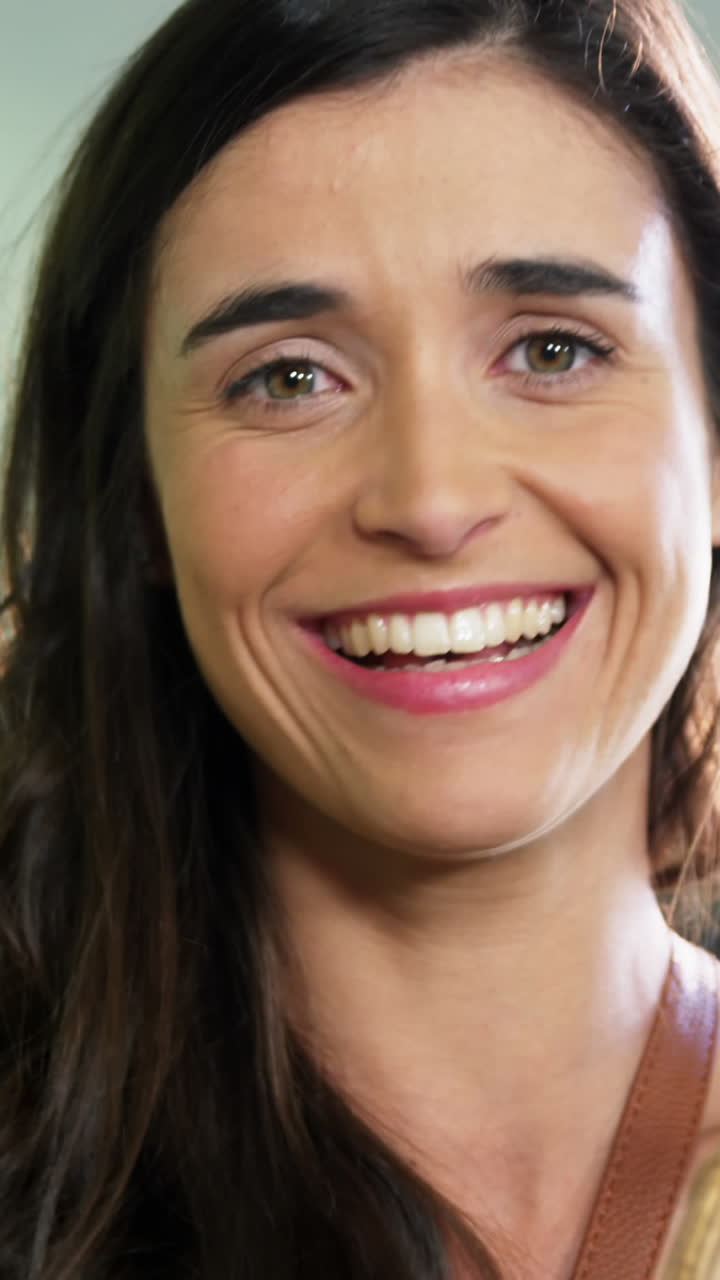 mujer seleccionando pimientos en la sección orgánica