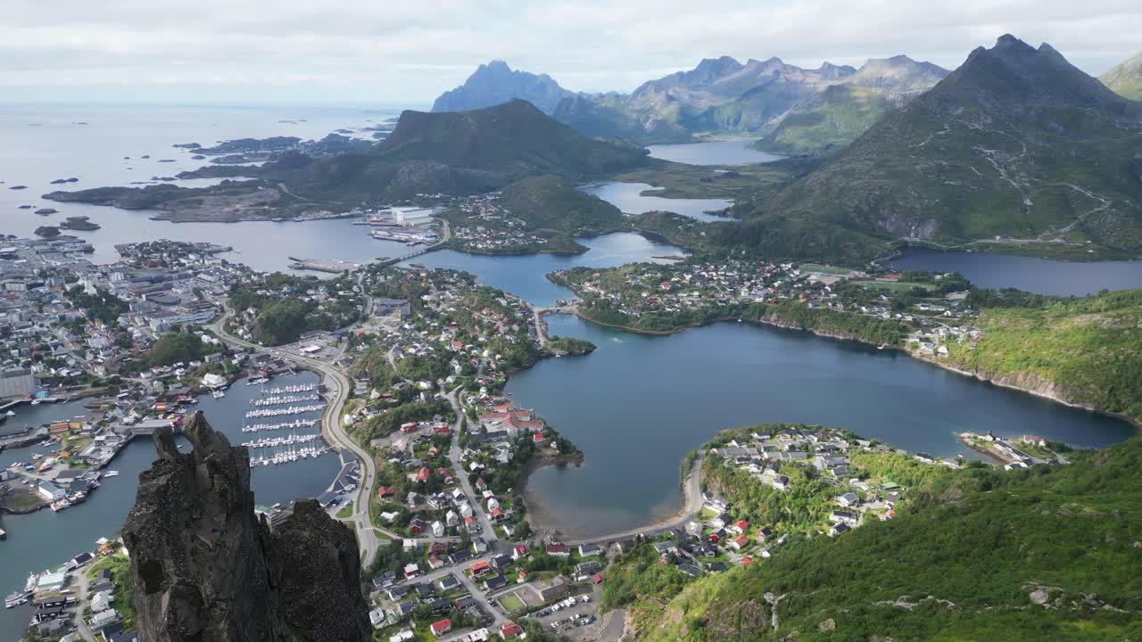 노르웨이 로포텐 섬의 svolvaer 전망대에서 암벽 등반 - 공중 4k 순환
