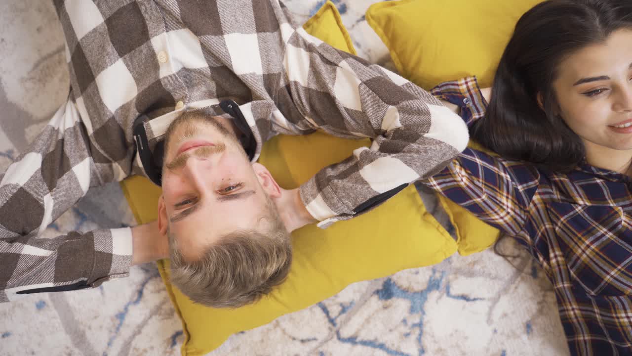 행복한 소년과 소녀가 휴식을 취하고, 휴식을 취하고, 꿈을 꾸고 있습니다.