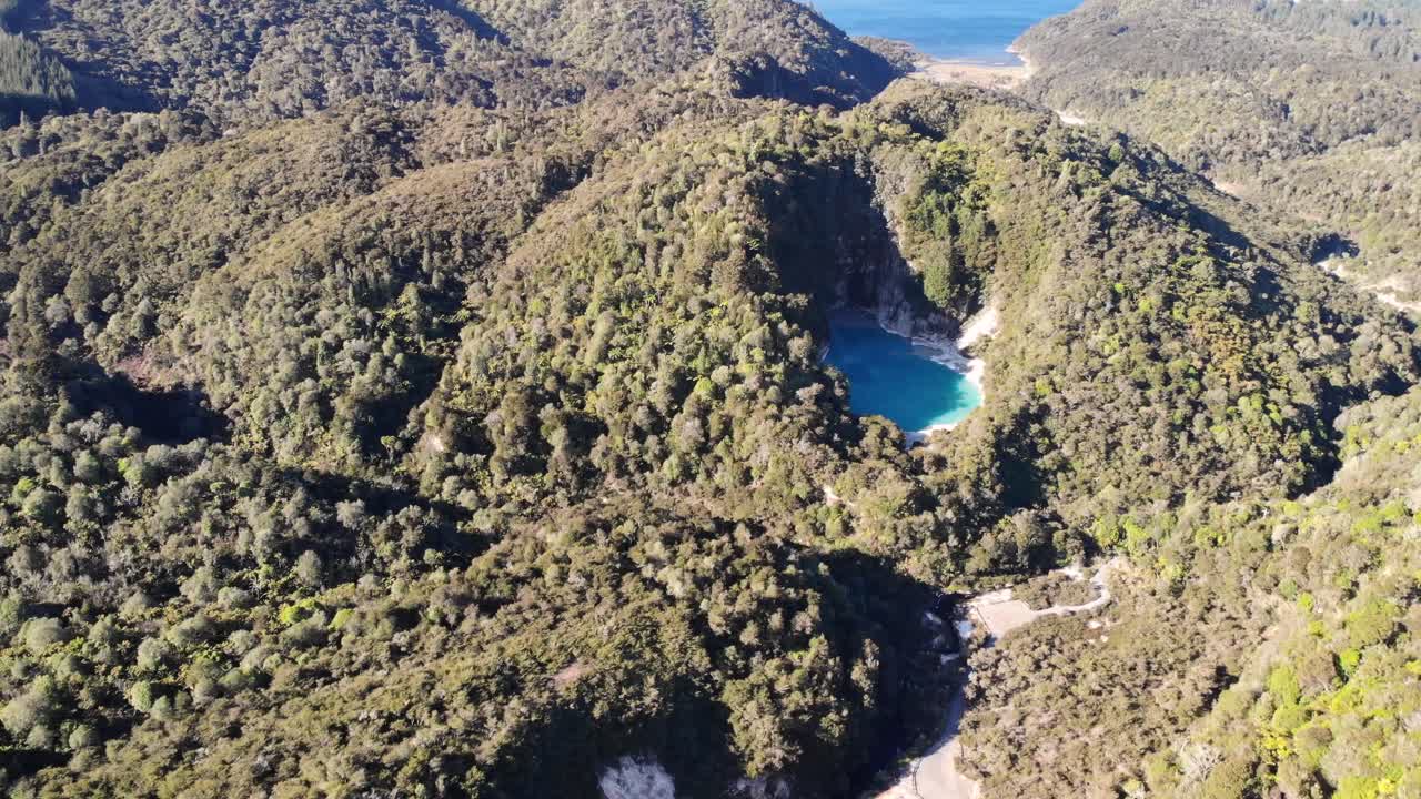 inferno crater lake aves aéreas tiro de ojo en el valle volcánico de waimangu, nueva zelanda