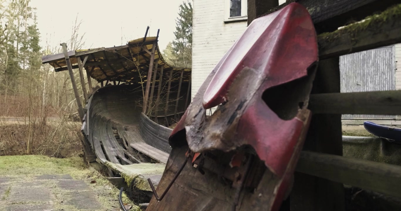 Primo piano di rovine su una pista abbandonata di slittino e bob, Lettonia