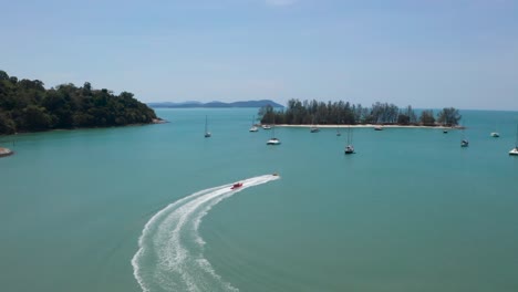 Luftaufnahmen-Von-Bananenbooten-Voller-Leute,-Die-Spaß-Haben,-Mit-Hoher-Geschwindigkeit-Auf-Einem-Motorboot-Fahren,-Wassersport