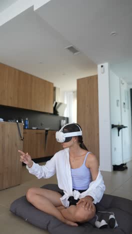 mujer experimentando realidad virtual en una cocina moderna