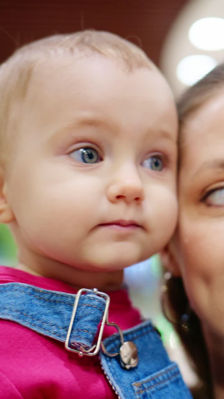 Adorabile bambino piccolo con vivaci occhi azzurri e un'espressione affascinante catturato in primi piani, che mostrano innocenza e curiosità nei momenti quotidiani