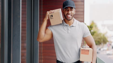 el repartidor, la sonrisa y las cajas.