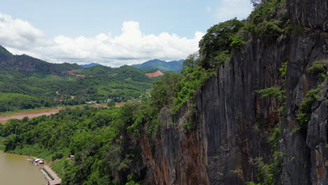 una roca altísima revela más del río mekong en luang prabang, laos