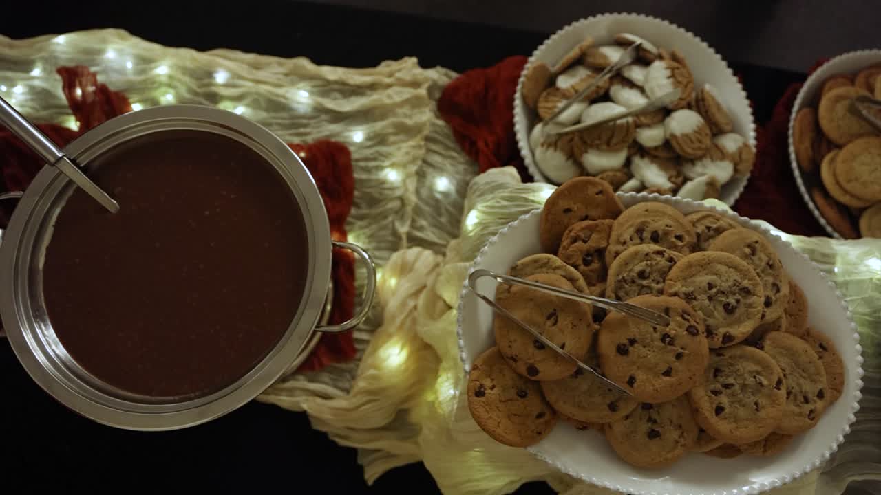 galletas y jarabe de chocolate en la mesa de banquete en la recepción de la boda