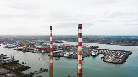 Die-Poolbeg-Towers-Mit-Blick-Auf-Die-Stadt-Dublin