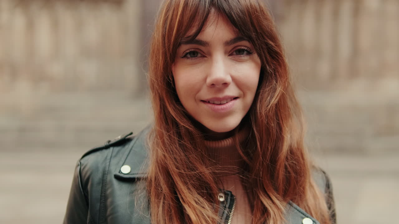 Primo piano di giovane donna sorridente che guarda la camera