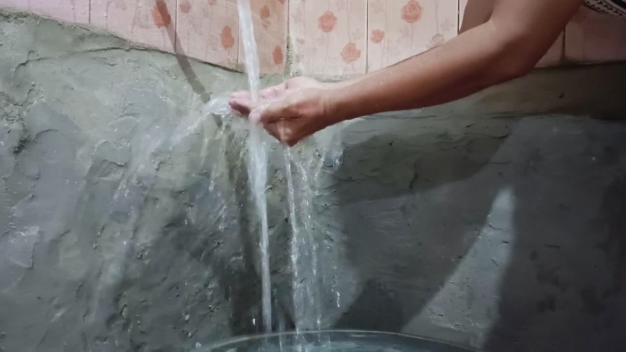 tomar agua con ambas manos