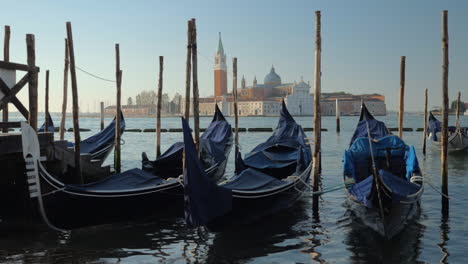 Barcos-De-Góndola-En-Venecia,-Italia-En-El-Puerto.