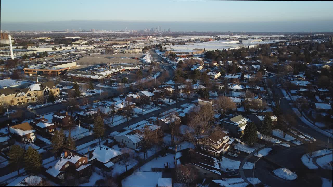 겨울 드론이 주거 지역의 주택을 밀어넣다