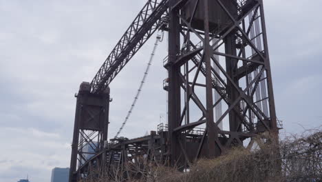 historic-vertical-lift--bridge-in-Cleveland-Ohio-flats