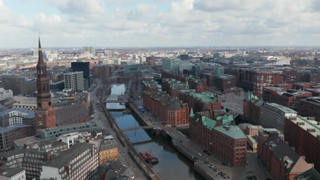 Aerial-view-of-residential-houses-by-the-canals-of-Elbe-river-in-Hamburg-city-center