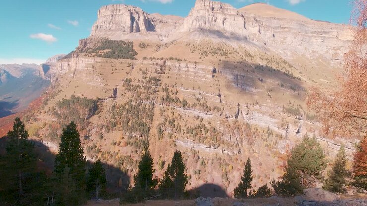 Ripresa panoramica di una valle autunnale nel Parco Nazionale di Ordesa, Aragona, Spagna