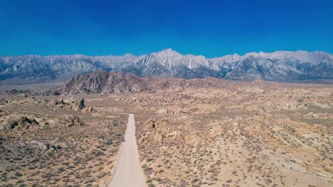 Alabama-Hills-In-Lone-Pine,-Kalifornien,-4K-Drohnenaufnahmen-Ziehen-Sich-über-Die-Movie-Road-Mit-Dem-Mt-Whitney-In-Der-Ferne-Zurück