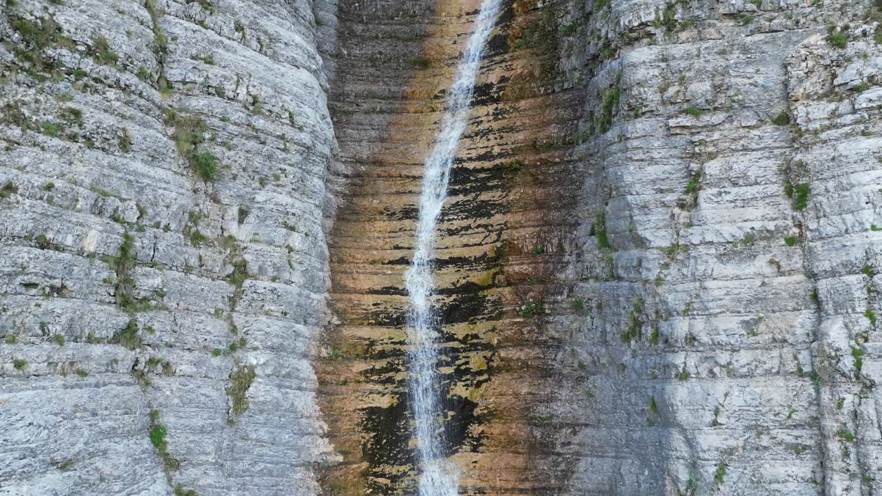 cascada que fluye kefalovriso en el parque nacional de tzoumerka, grecia - pedestal hacia arriba