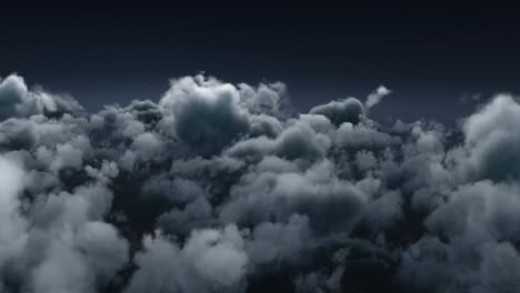 nubes de humo en un cielo oscuro